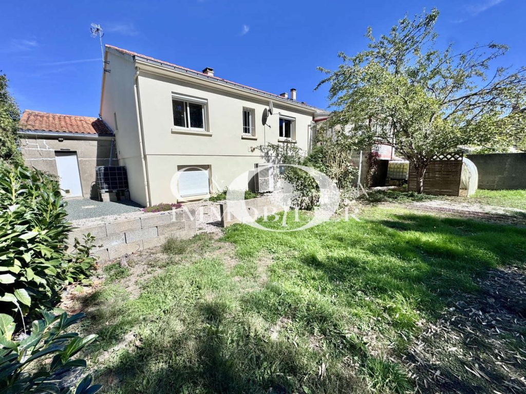 Maison- 5 pièces- 483 m2 de terrain